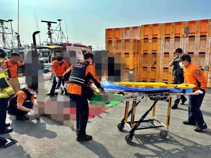 어창 청소 중 의식 잃은 선원 4명… 통영해경 긴급 이송 기사 이미지