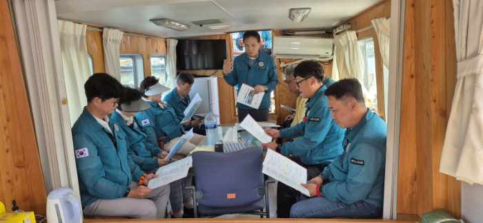 통영시의회, 적조 방제 현장 방문… 어업인 피해 최소화 당부 기사 이미지