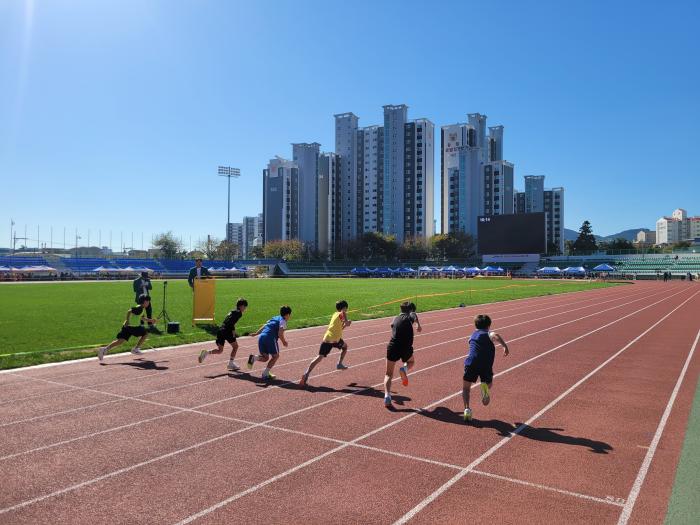통영교육지원청, 2025 교육장배 및 제40회 회장기 타기 초·중학교 육상 대회 성황리 개최 기사 이미지