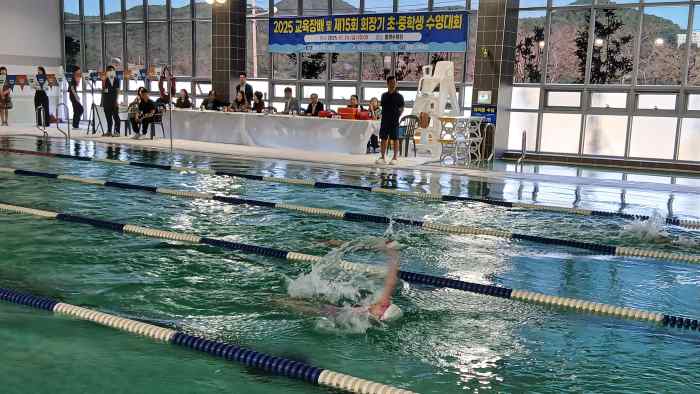 통영교육지원청, 2025 교육장배 및 제15회 통영시수영연맹회장기 초·중학생 수영 대회 성황 개최 기사 이미지