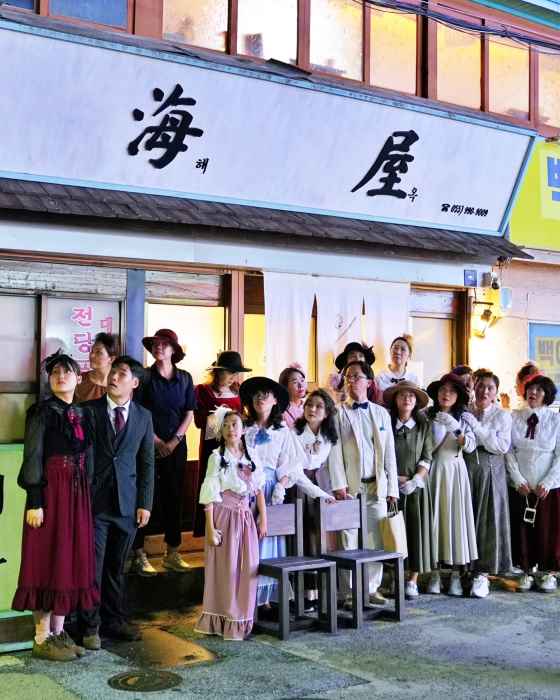 통영시, 모던 보이즈 도보 투어 ‘이중섭과 시간 여행자’ 성황리 마무리 기사 이미지