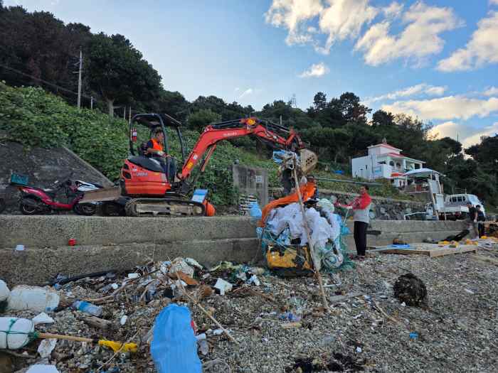 욕지면 의용 소방대, 해안변 환경 정화 활동 전개 기사 이미지