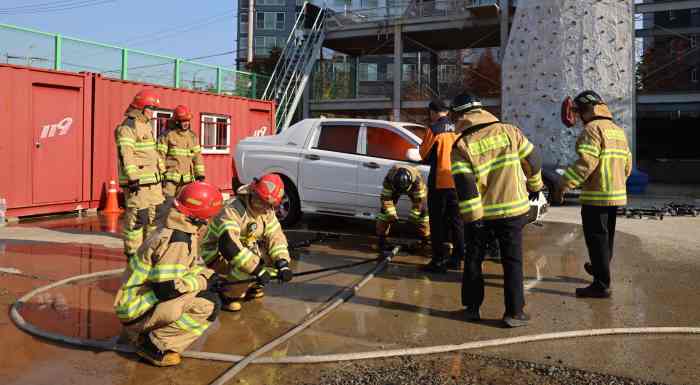 통영소방서, 전기차 화재 대비 실전형 화재 진압 훈련 실시 기사 이미지