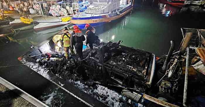 잠든 새벽 항구에 불청객… 통영해경, 계류 어선 화재 신속 진화 기사 이미지