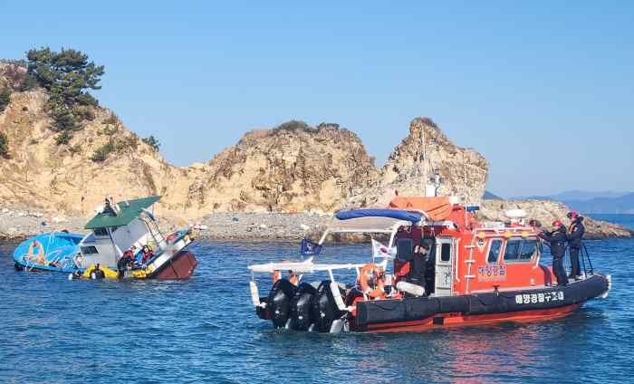 통영해경, 한겨울 바다 좌초 선박 긴급 대응 기사 이미지