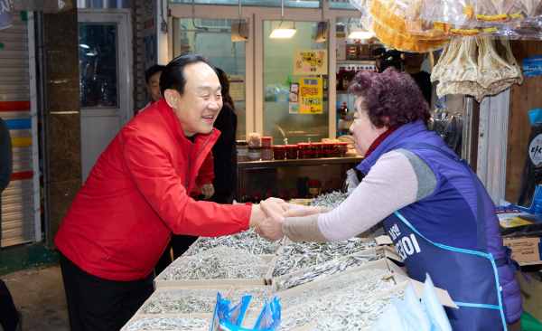 통영시, 설 명절 맞아 전통 시장 방문… 물가 점검·상인 격려 기사 이미지