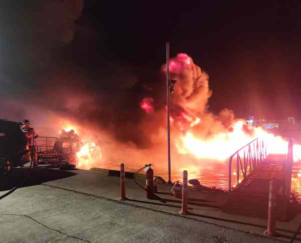 통영해경, 심야 순찰 중 발견한 항내 계류 선박 화재 신속 진화 기사 이미지