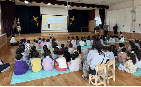 “어린이 교통안전, 놀이처럼 배운다”…통영경찰서 맞춤형 교육 실시 기사 이미지