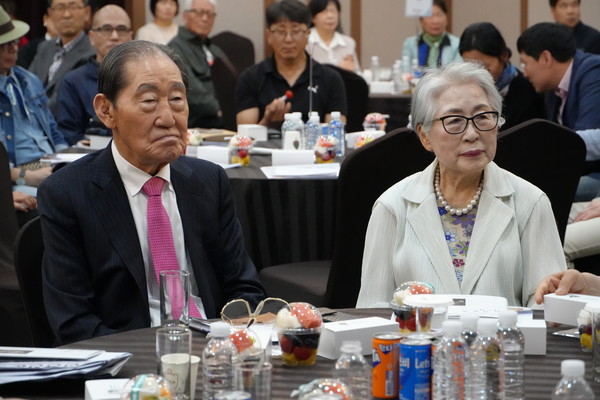 김동욱 전 국회의원과 이영자 여사 사진제공  한산신문httpwwwhansannewscom