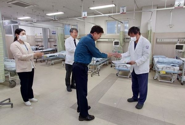 통영경찰서, 신속한 신고로 추가 생명 구한 새통영병원 응급실장에 감사장 기사 이미지