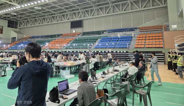 기자석에서 바라본 우측 스탠드