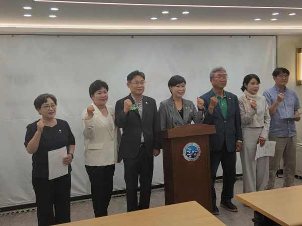 통영시의회 민주당 의원들 “6월 30일 협치 합의, 국민의힘이 당일 아침 파기”…정광호 의원 “독식 아닌 원구성으로 돌아가야” 기사 이미지